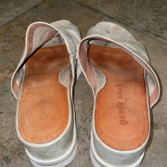 Gentle Souls by Kenneth Cole Gold Gisele 65 Sporty Slide Shoes Womens Size 9 - Picture 6 of 13